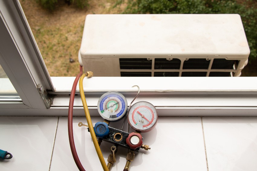 HVAC gauges testing the faulty AC sensor by Grissom Heat & Air in Knoxville, TN